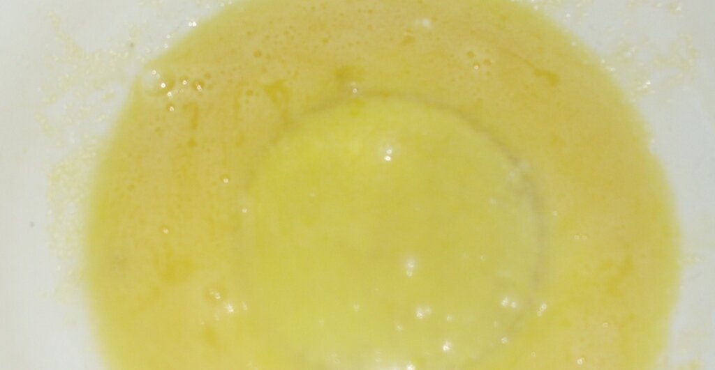 Взбитое яйцо с сахаром в металлической миске. Личное фото автора канала Житейская проза




