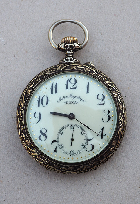 Швейцарские ковровые часы Doxa 1900-10-х годов с изображением велосипедиста на крышке. Из коллекции Веломузея Андрея Мятиева.