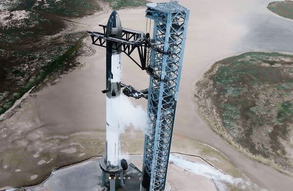 ракета Starship ожидает запуска  📷
