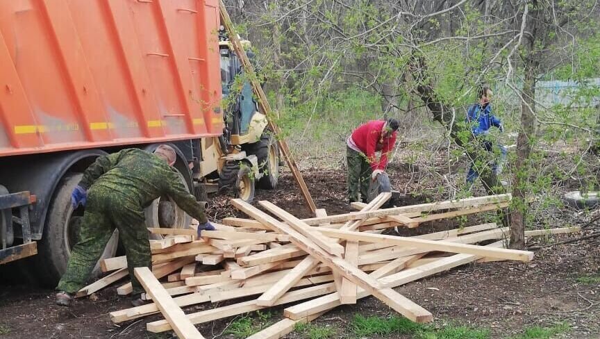     В христианский праздник Благовещенья техника и рабочие прибыли на участок земли, незаконно, с точки зрения прокуратуры, выделенный под жилое строительство. В ситуации разбирался NewsTracker.