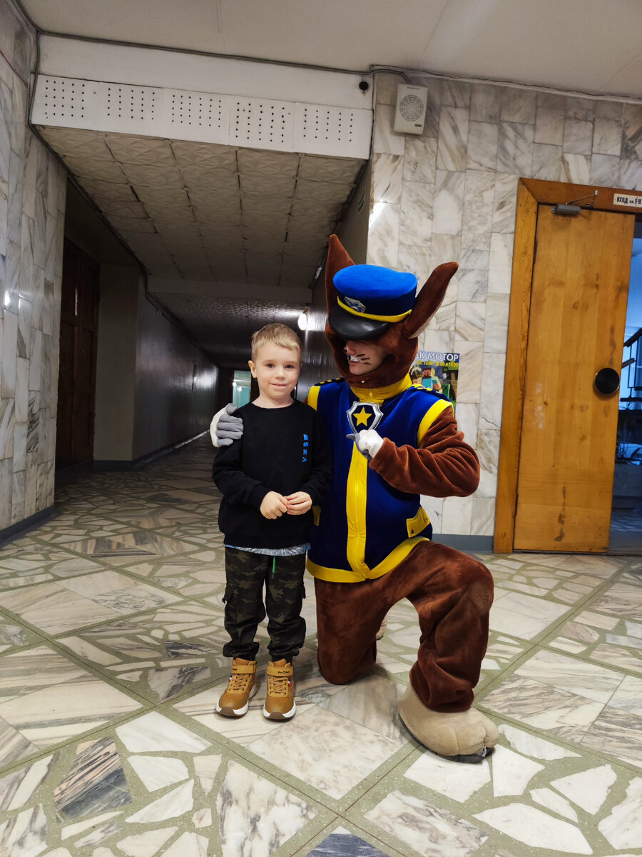 Свитшот Льва оттуда 