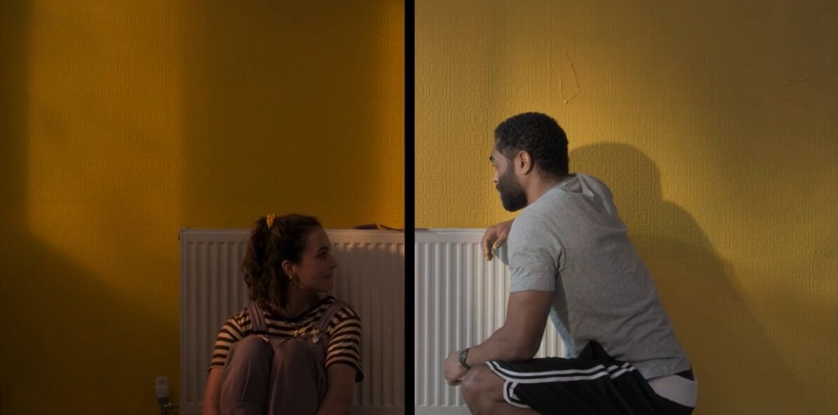 Я очень люблю приём с разделением экрана. Тут он более чем уместен. // Кадр из сериала «Квартира на двоих» (2022).