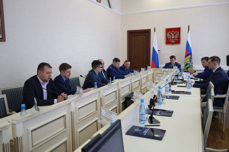    Он провел совещание с представителями бизнес-сообществ, силовых структур и руководителями региональных департаментов правительства