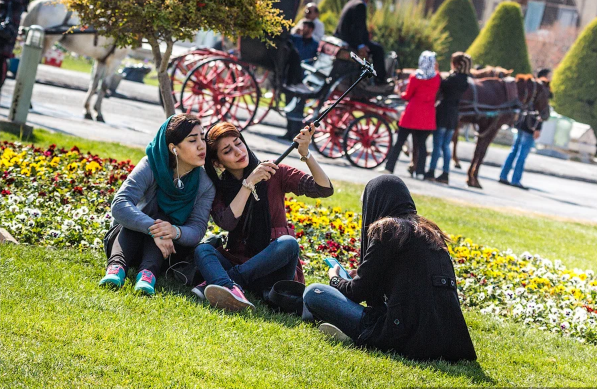 Вот так легкомысленно носили хиджаб тут раньше, почти не на голове