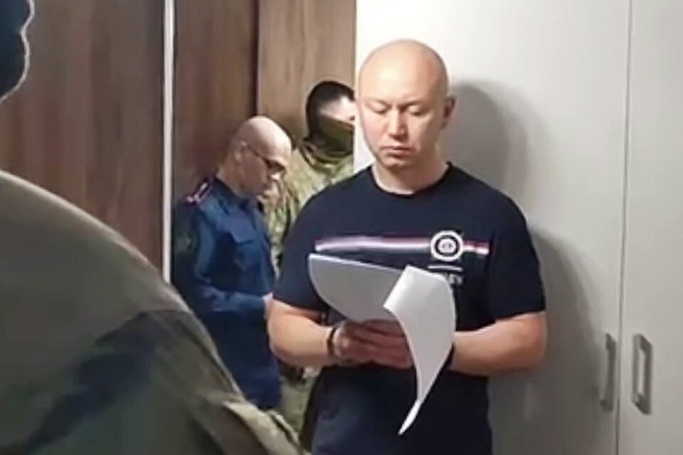     Теперь уже бывший народный избранник знакомится с ордером силовиков