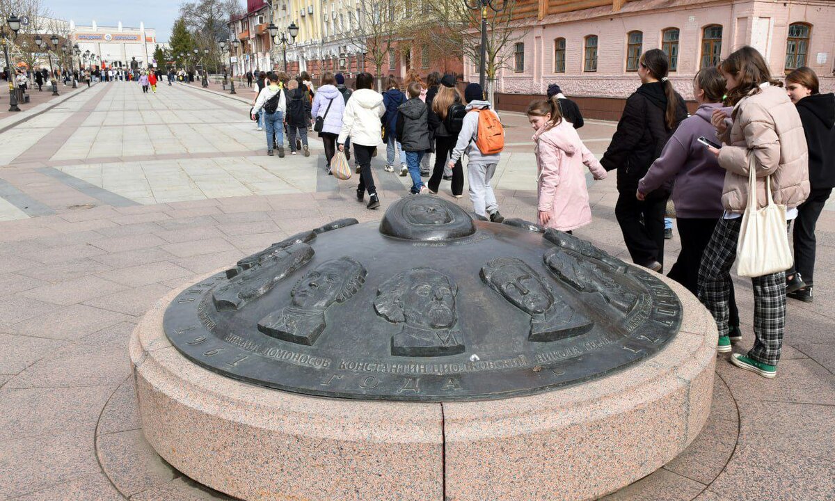    В Брянске на возложении цветов к памятнику первому космонавту пролегла трещина между Гагариным и Богомазом avchernov