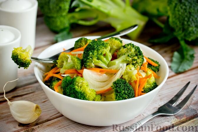 капуста брокколи, лук репчатый, морковь, чеснок, масло подсолнечное, уксус столовый, приправа для моркови по-корейски, сахар, соль