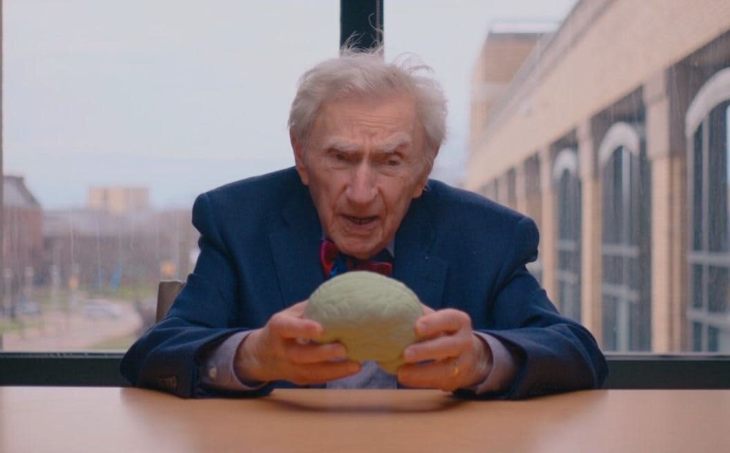 Доктор Говард Такер практикует медицину с 1947 года. Фото: Остин Такер для программы "What's next?"