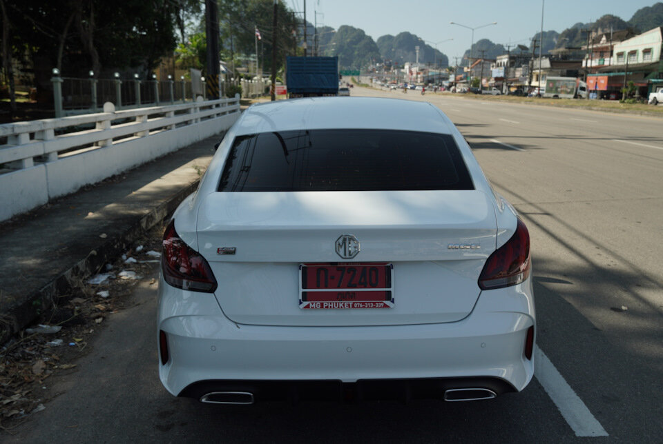 Сзади машина похожа то ли на Mercedes C-klasse, то ли на какой-то Genesis.