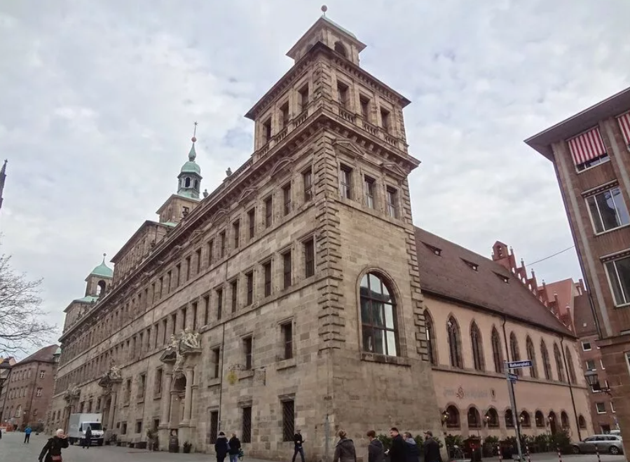 Две старые ратуши -одна перпендикулярна другой