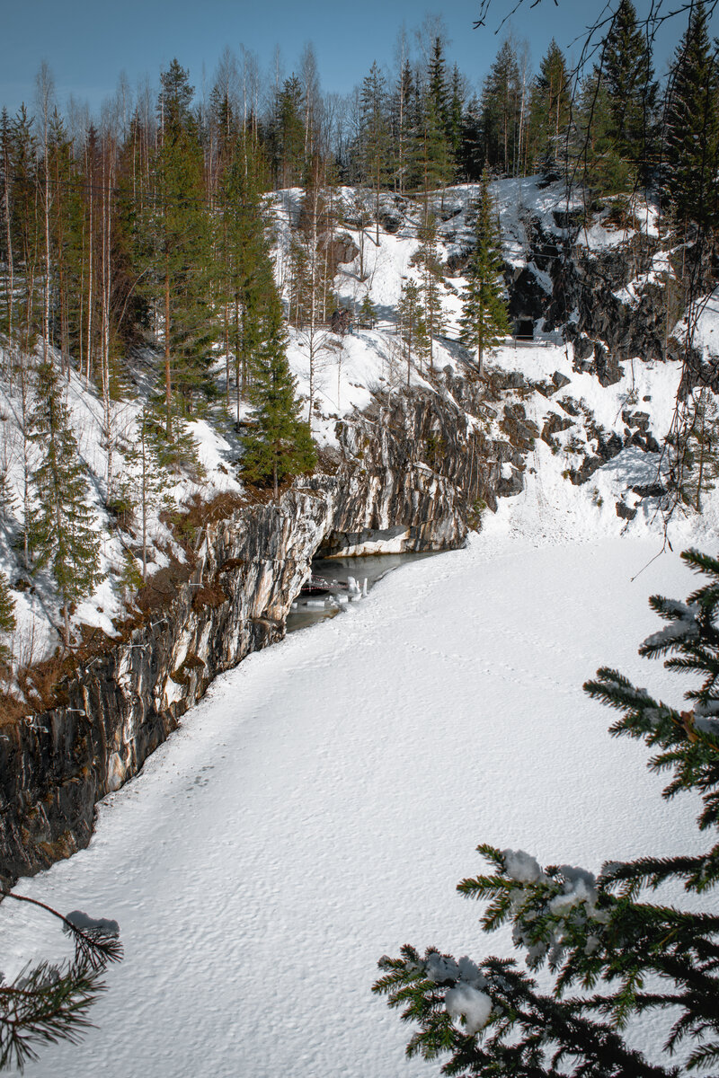 Хоть и вокруг много снега, вода в каньоне еще замерзшая и укрыта снежком. Но виды всё равно классные, согласитесь?