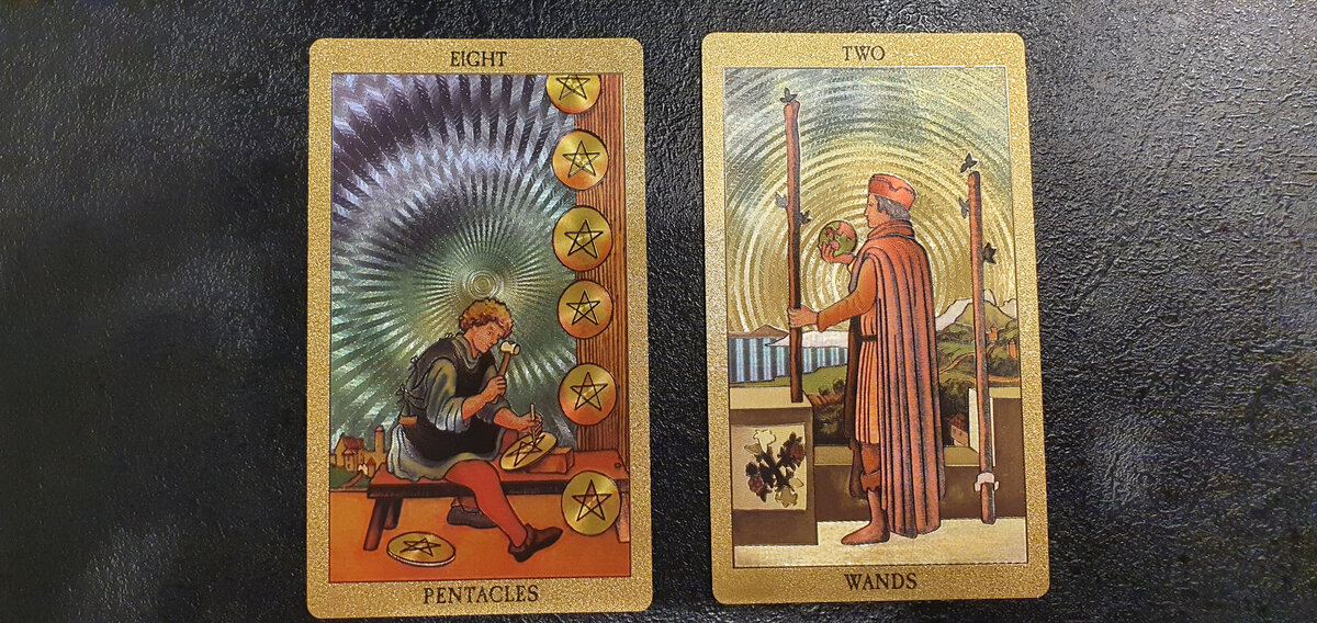 Слева он - 8 пентаклей. Справа она - 2 жезлов.