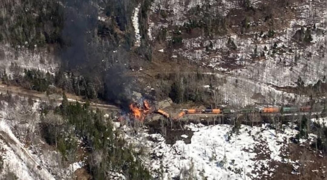 "Сход поезда с рельсов с последующим возгоранием к северу от Роквуда. Опасные материалы, не приближайтесь"