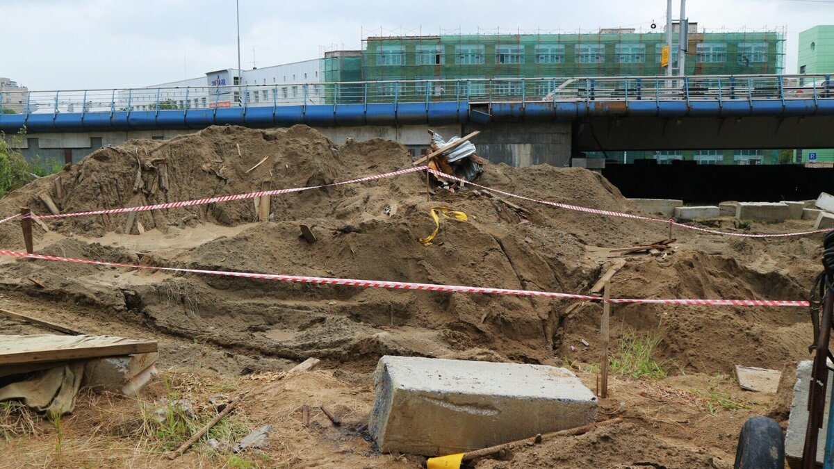     Некоторые горожане пытались решить проблему и обращались в ведомства.