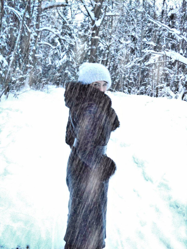 Молчание - как холодный ледяной дождь...