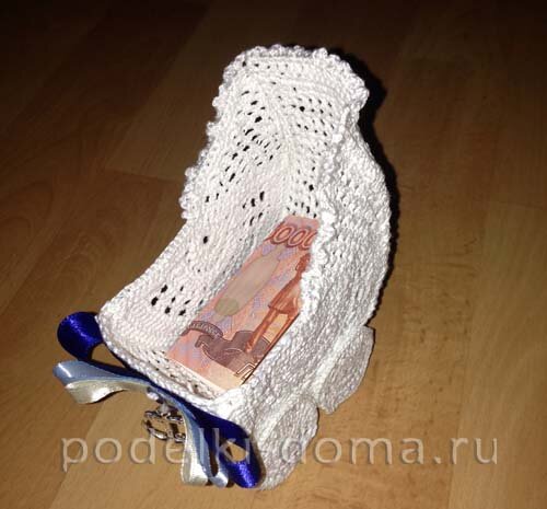 Как связать - https://podelki-doma.ru/rukodelie/knittings/oformlenie-denezhnogo-podarka-molodyim-roditelyam