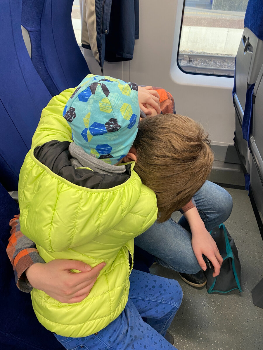 Фото автора. Петя увязался по мной на вокзал вчера. Не хочет расставаться 