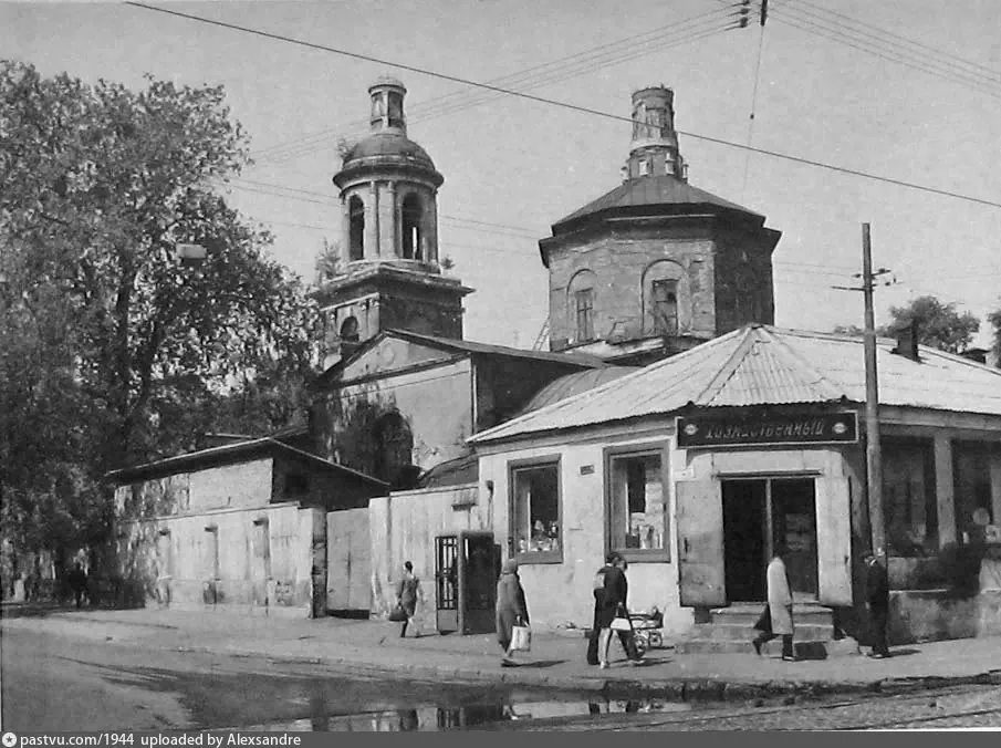 Тихвинская улица. Хозяйственный, бывшая керосиновая лавка. 1970 г.