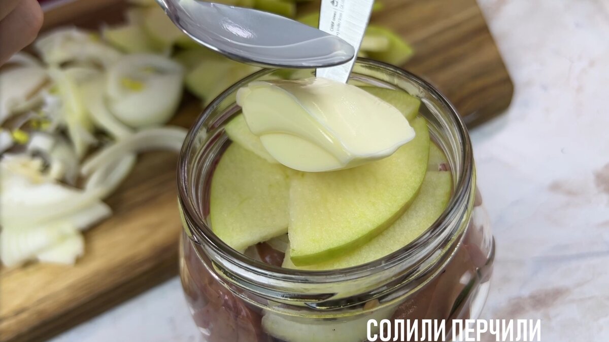 Печень в банке с луком и яблоками