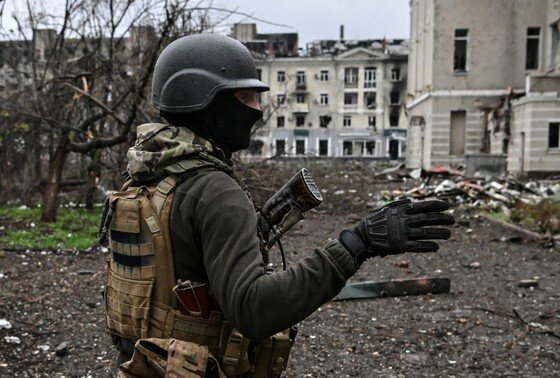    Боец ЧВК «Вагнер» в центре города Артёмовска