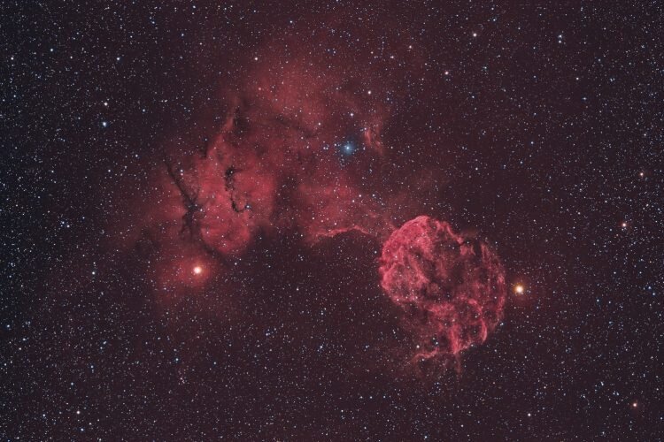 Мю или Теят красный гигант находится в 230 световых годах от нас. На фото с туманностью S249