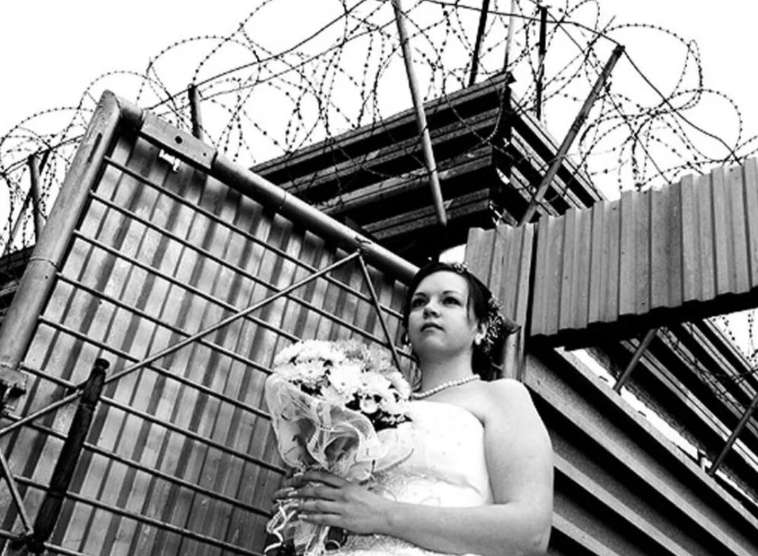 Вышла замуж за заключенного. Свадьба в колонии. Тюремная свадьба. Невеста в тюрьме фотосессия. Замуж за арестанта.