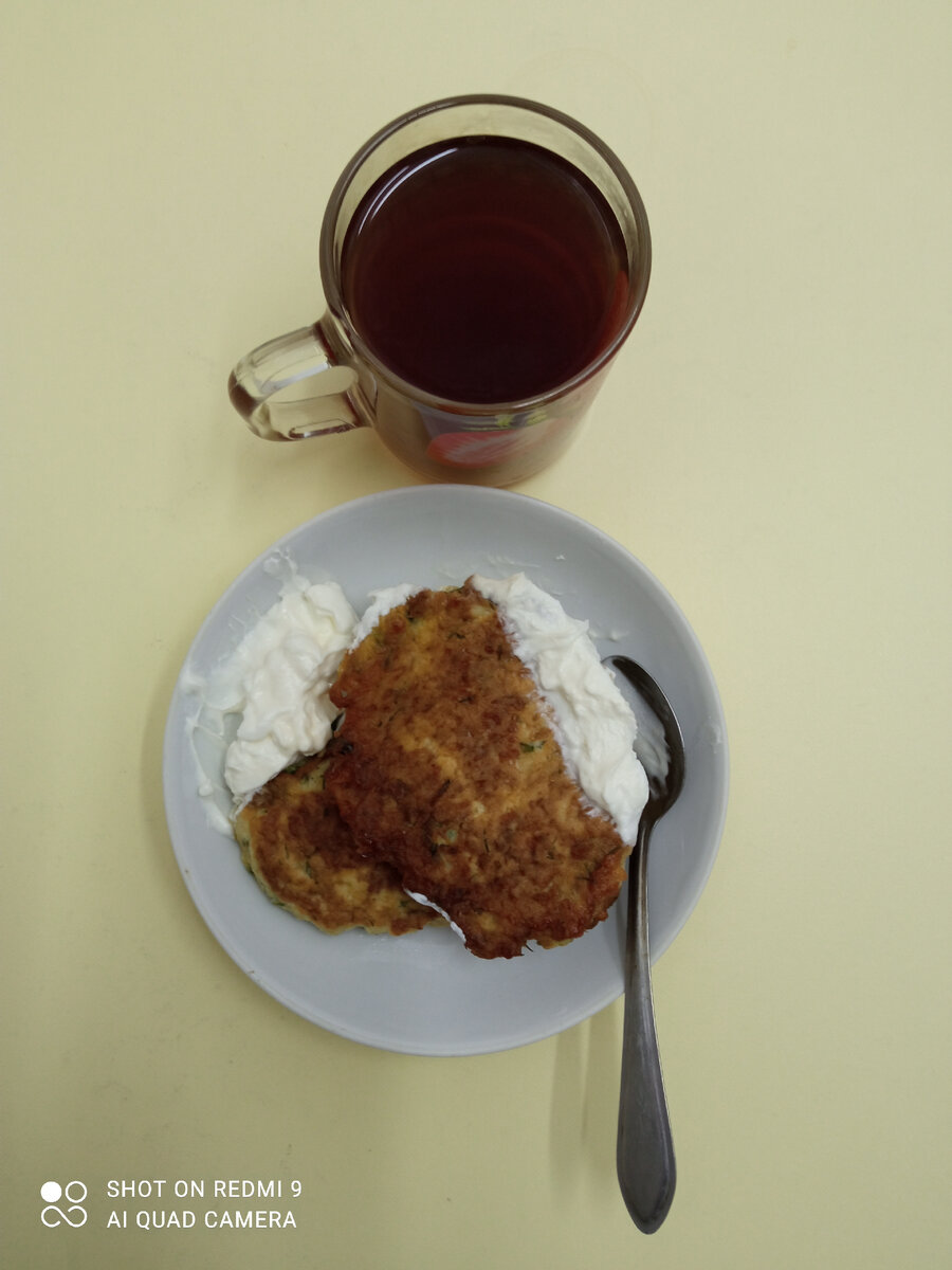 Перекус драники из кабачков-114гр., сметана 10%-45гр. Чай. К-182,33    Б-9,4    Ж-9,05   У-18,08.