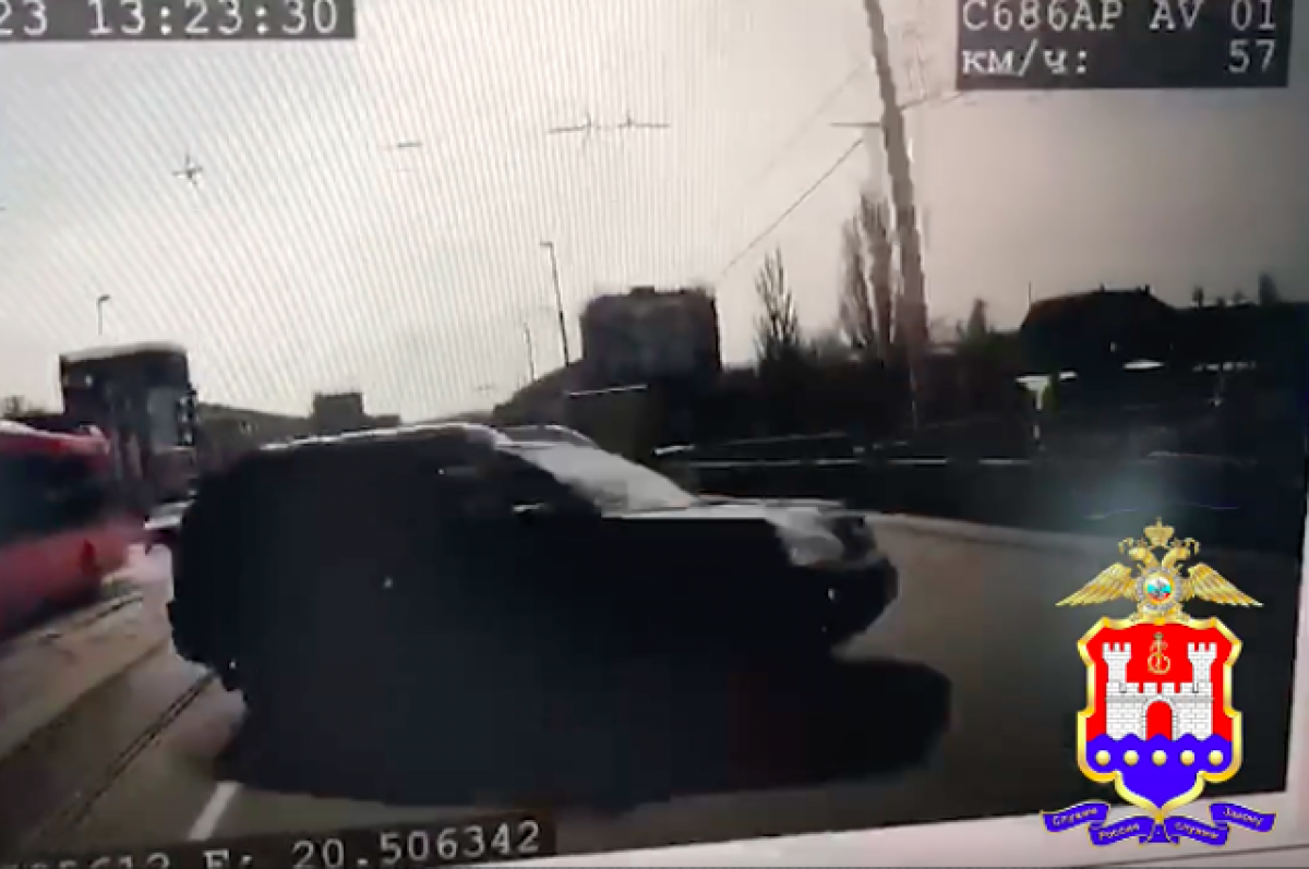    В среду днем на Эстакадном мосту автомобиль «сбил» два автобуса