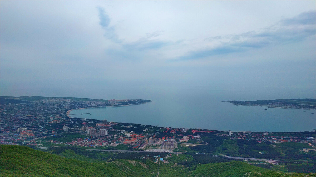 Вид на бухту Геленджика с канатной дороги в сафари-парке