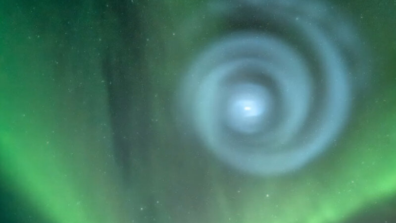     Спиралевидный след от запуска ракеты. Скриншот из YouTube