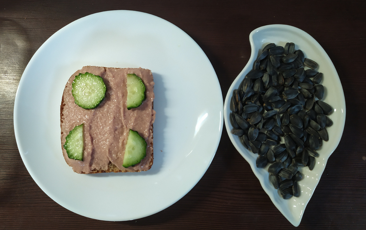 Был ещё огурец и пол такого бутера. Была голодная, не смогла ждать фото.