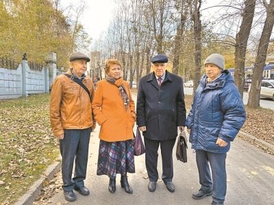 Слева направо: Александр и Татьяна Перминовы, адвокат Евгений Черноусов и председатель фонда Дятлова Юрий Кунцевич