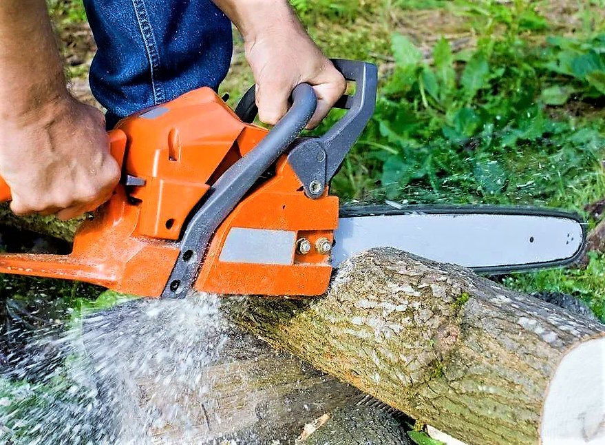 Распил деревьев бензопилой. Электропила круглая для спиливания замков. Напилили. Распиловка бревна. Приспособления для спиливания деревьев.