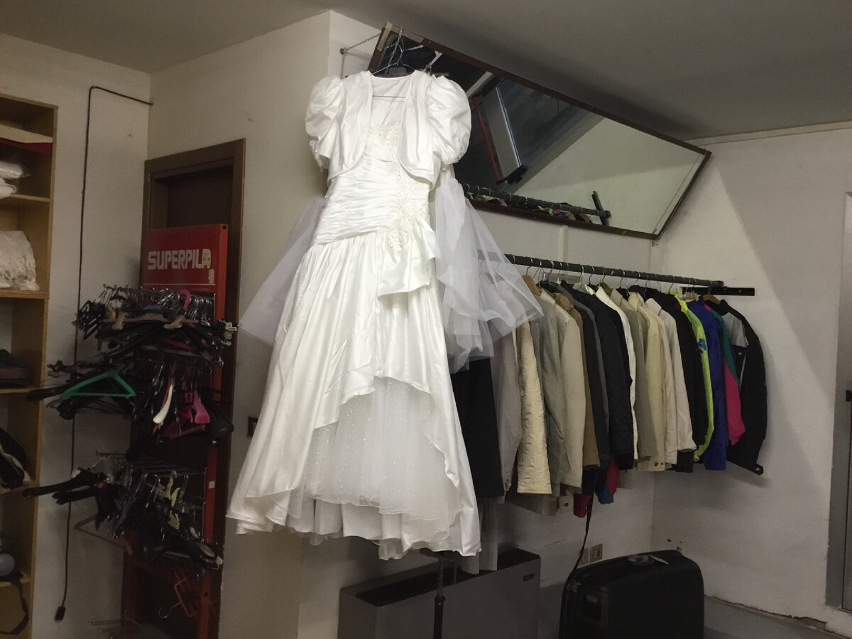 Для удачно повесивших подушечку с предыдущего фото в нужном месте и в нужное время  можно сразу закупиться свадебным платьем за 15 евро. 