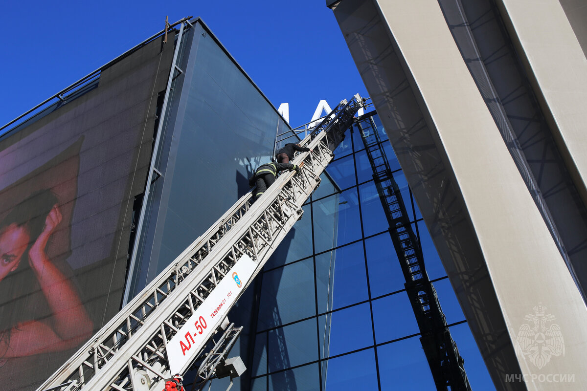 🚒 В одном из крупнейших торговых центров города Перми «IMALL Эспланада»  прошло показное пожарно-тактическое учение | МЧС Прикамья | Дзен