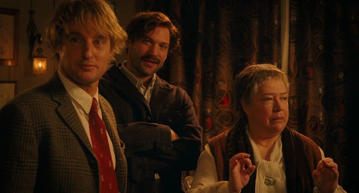 ...За спиной Гила - Эрнест Хэмингуэй и Гертруда Стайн (Кори Столл и Кэти Бейтс)...