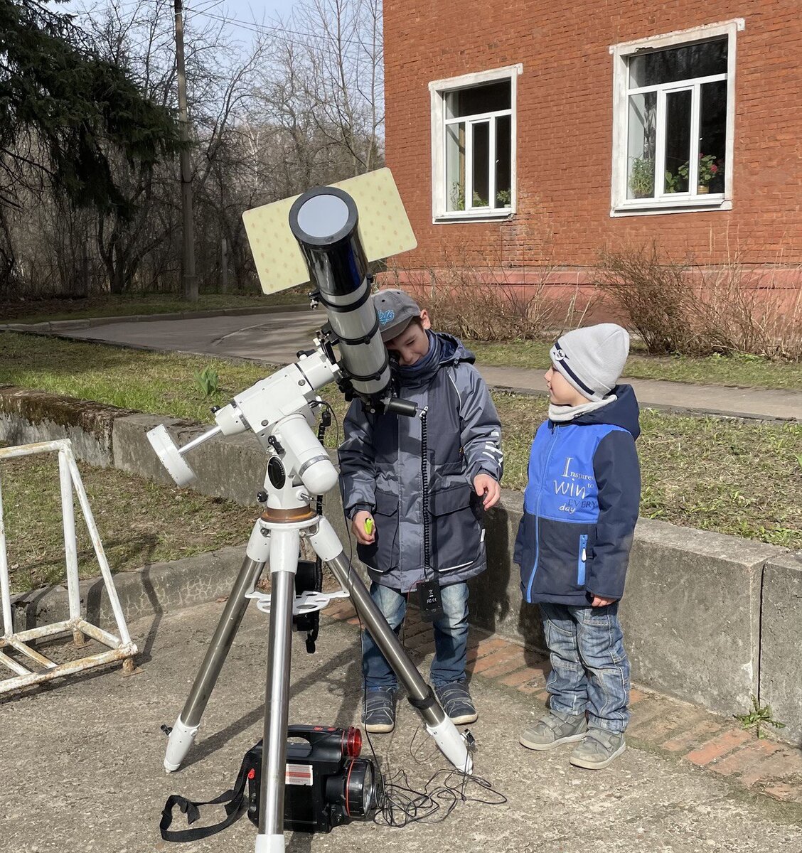 Кирюхе "апельсин с мошками" в телескопе показался забавным.