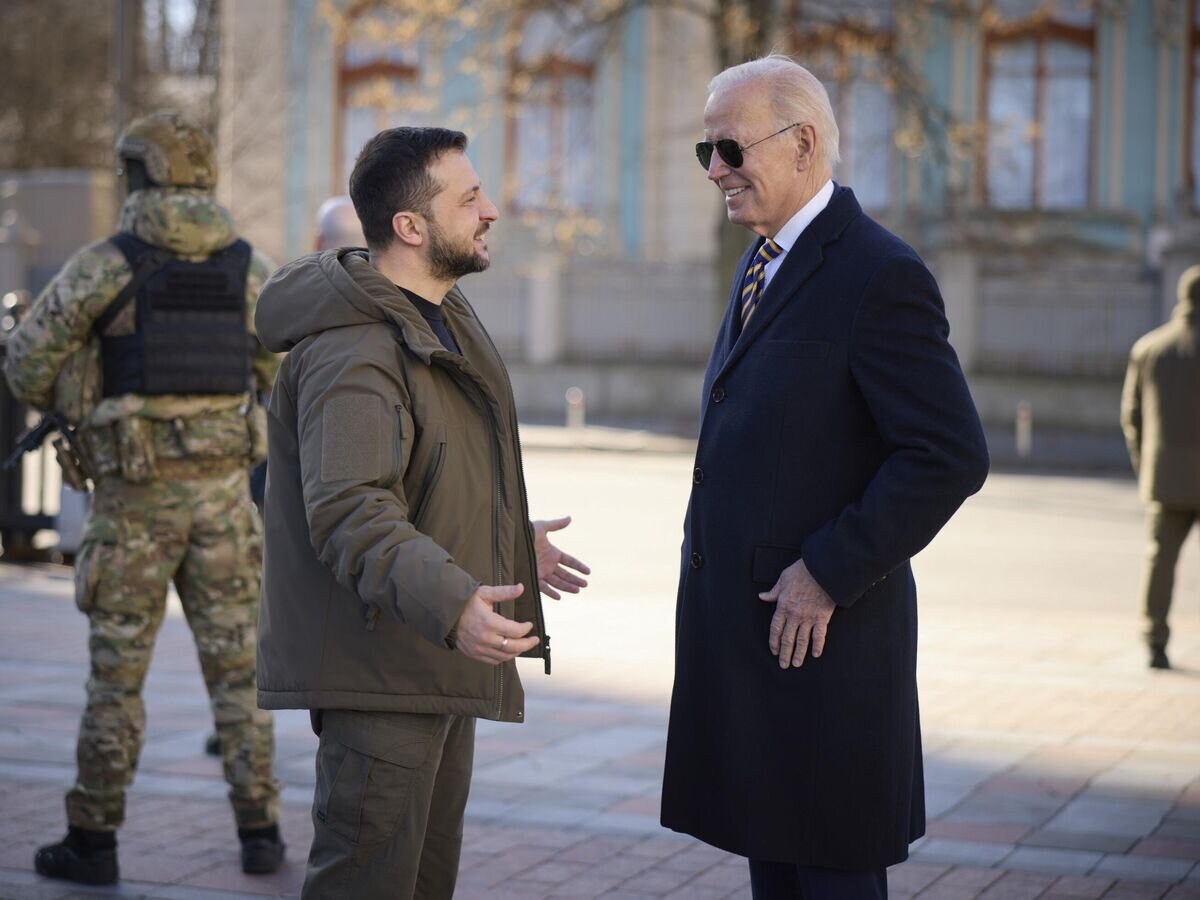    Джо Байден и Владимир Зеленский во время встречи в Киеве© AP Photo / Ukrainian Presidential Press Office