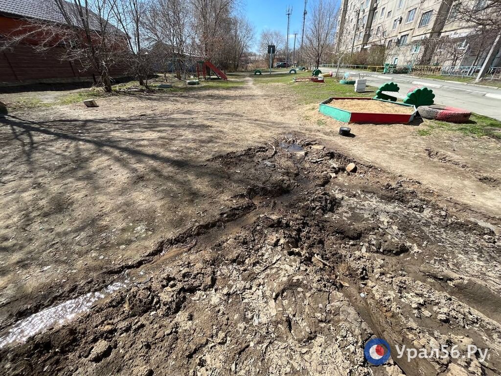 Ситуация с водой в орске. Двор пятиэтажки. РВК Орск. Вода на улице. Ручей благоустройство новости.