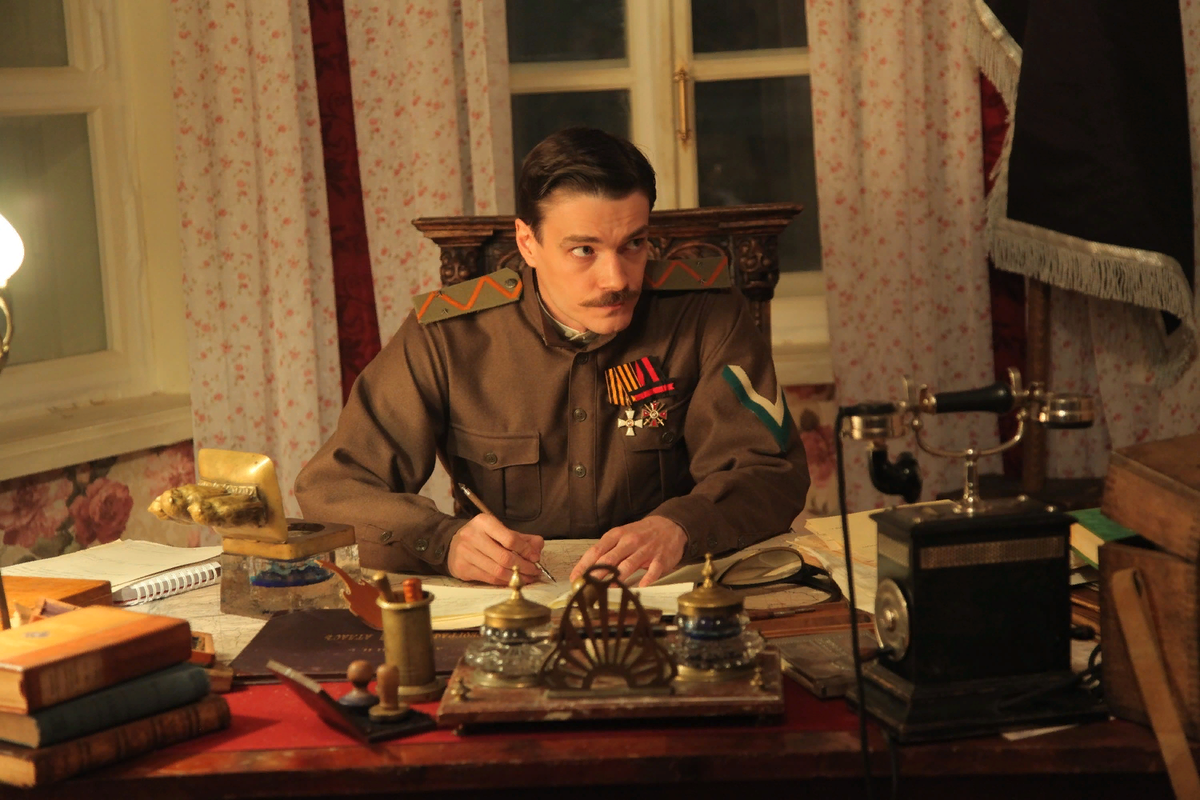 Кадр из фильма Максим Матвеев в роли генерал-майора Пепеляева