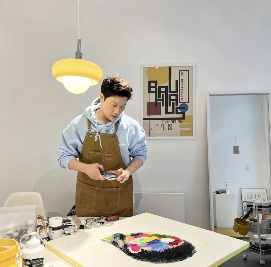 Актер Чжи Чан в процессе работы над картиной. Фото из свободных источников.