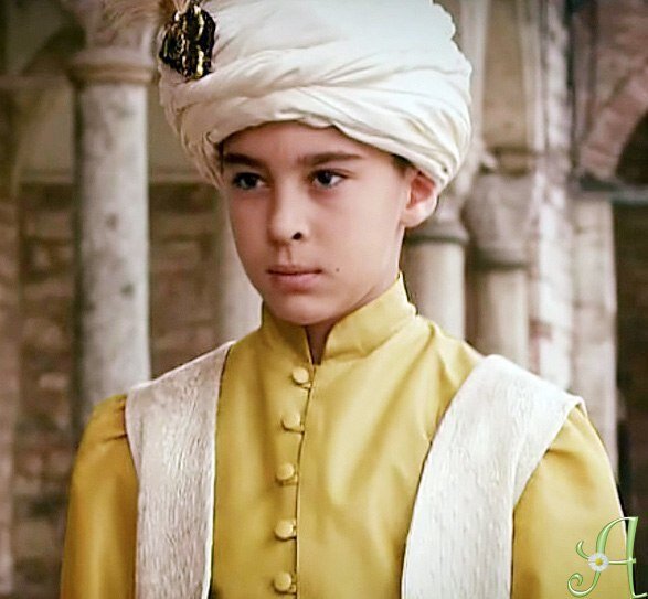 Шехзаде Мустафа был внешне очень похож на мать и унаследовал кривые ноги от отца источник:vk.com