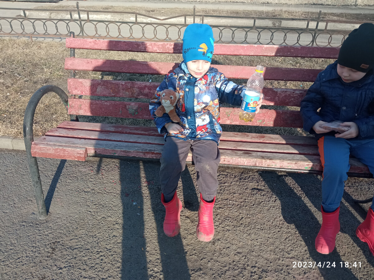 Паша с пиццей. У Вади была слойка, не знаю, куда она пропала на фото. Наверное, он её спрятал, чтобы вы думали, будто я ему ничего и не покупала)) И ещё я тут немного не поняла. Если солнце светило мне в спину, а не в лицо ( судя по тени), то почему я сфотографировала детей так криво? 