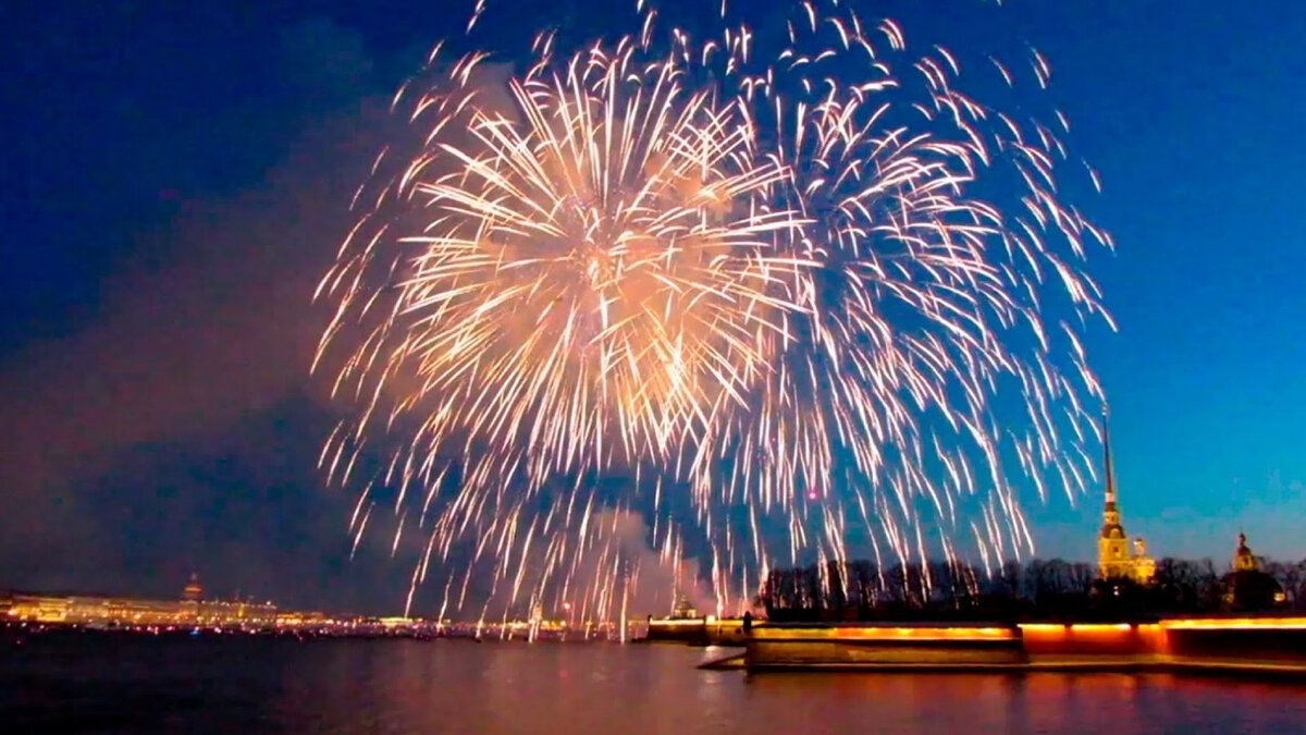 Салют с борта теплохода 9 мая