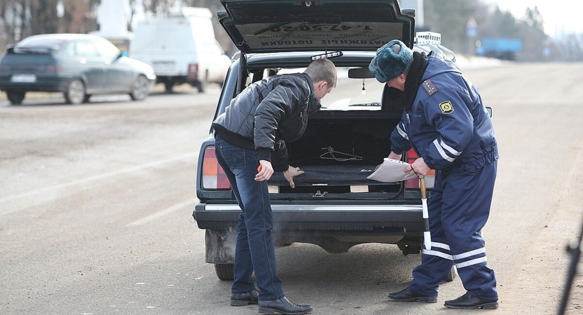 В каких случаях инспектор может попросить открыть багажник