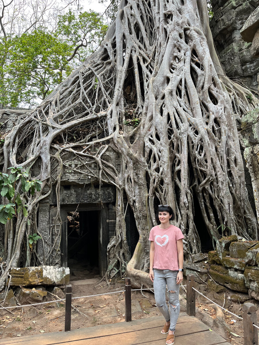 На фото я. Автор фото - девушка из Словении, приятно было обеим,  что я в прошлом году путешествовала по их стране, а она неплохо знает русский. Где бы мы еще поболтали как не в Камбодже? Мир удивителен!
