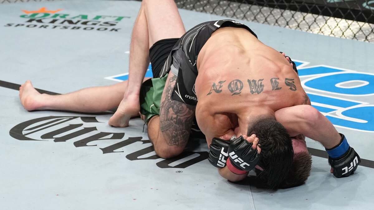 Рики Симон проводит "ручной треугольник" Джеку Шору на турнире UFC на ABC 3: Ортега против Родригеса