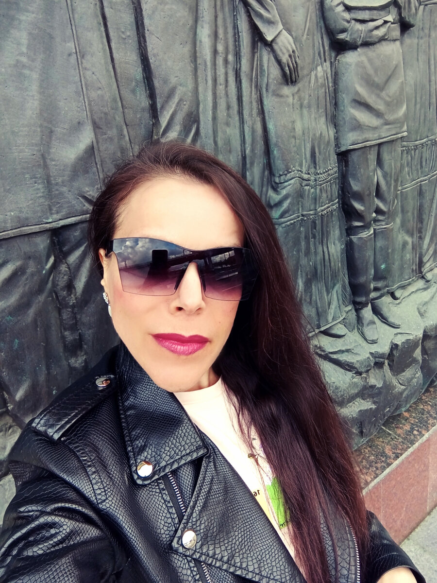 "Я совершенно спокойна, я  скала! Сегодня ни одна св....чь не испортит мне настроение",  -  повторяла я про себя эти слова, как молитву, ожидая своей очереди к  врачу.