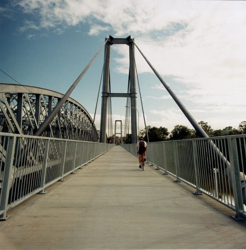 Jack Pesch Bridge/Indooroopilly Bridge — это мост для пешеходов и велосипедистов, пересекающий реку Brisbane River между Indooroopilly Reach и Chelmer в городе Brisbane (Queensland, Australia).-2