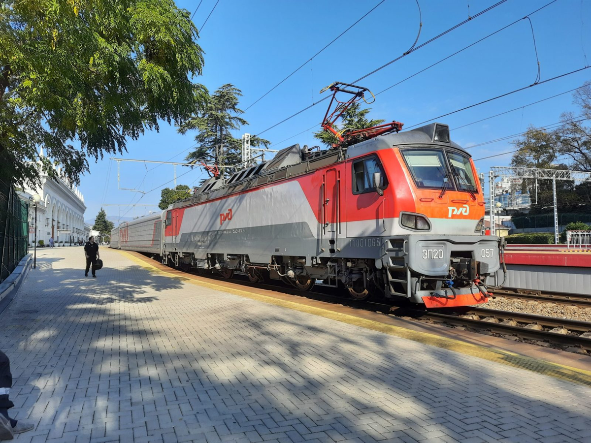 Электровоз ЭП20-057 в Адлере 